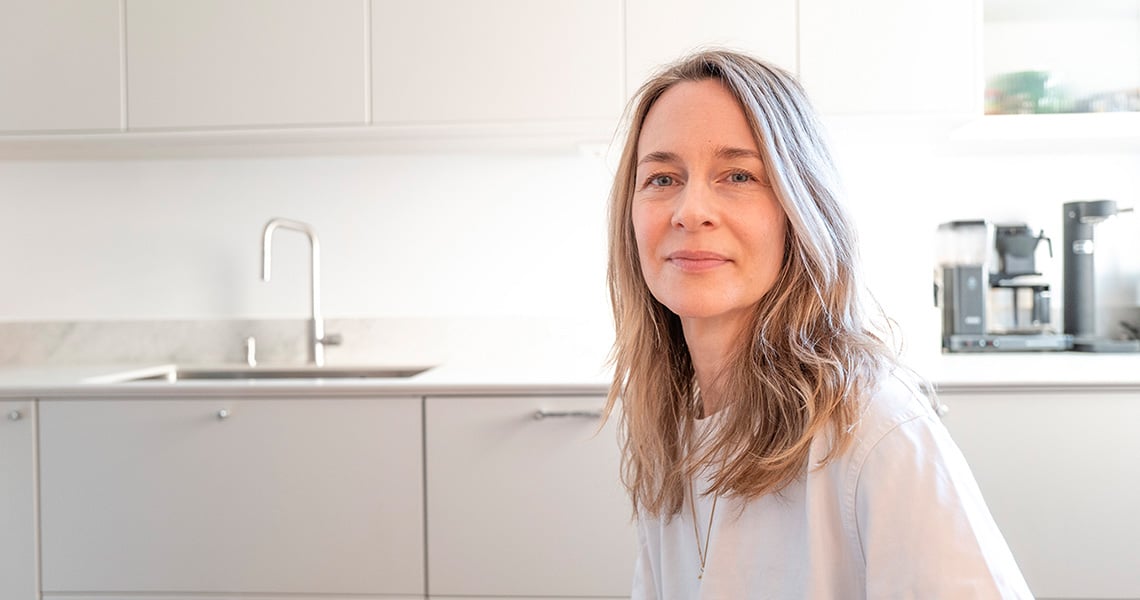Charlotte, en kvinna som testat kollagenpulver från Oslo Skin Lab och fått synliga resultat i sin hud