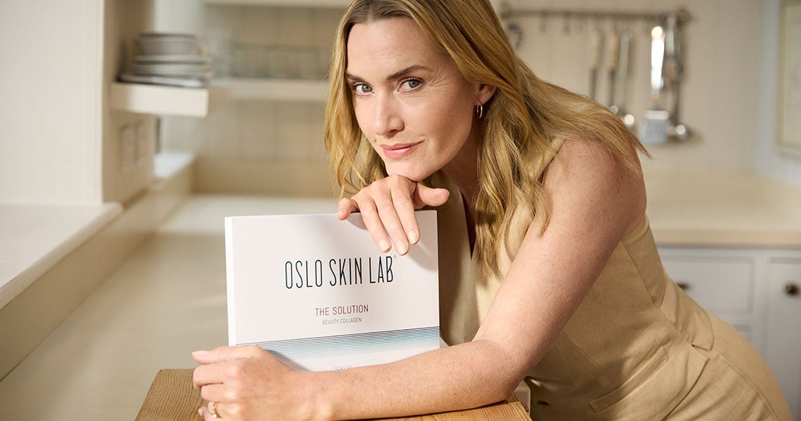 Kate Winslet med en förpackning The Solution Beauty Collagen från Oslo Skin Lab.