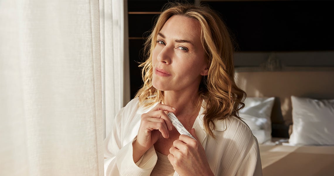 Närbild på Kate Winslet som håller en dagsdos kollagenpulver från Oslo Skin Lab