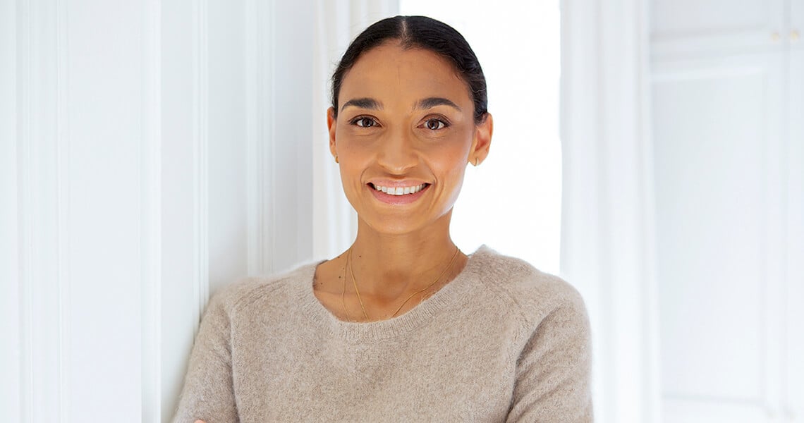 Kvinna som testat kollagenpulver från Oslo Skin Lab för att få en välmående hud