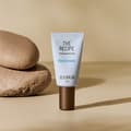 Eye Cream från Oslo Skin Lab i stilren miljö, återfuktande ögonkräm för slätare hud runt ögonen