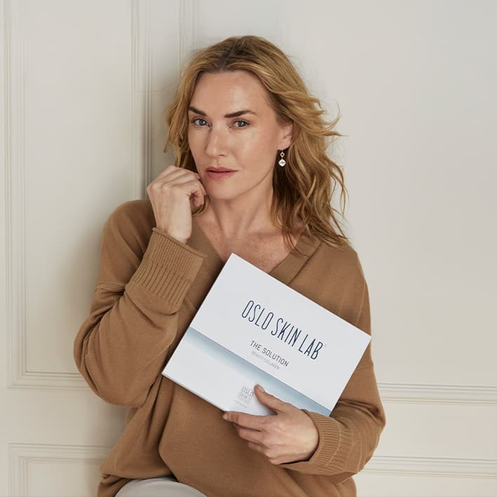 Närbild på Kate Winslet med förpackning av The Solution kollagenpulver från Oslo Skin Lab