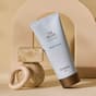 Body Cream från Oslo Skin Lab i stilren miljö med fokus på återfuktande hudvård för kroppen