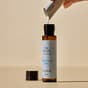 Probiotic Night Serum från Oslo Skin Lab aktiveras genom att probiotiskt pulver hälls i serumflaska