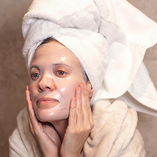 Kvinna med lyxig ansiktsmask på från Oslo Skin Lab