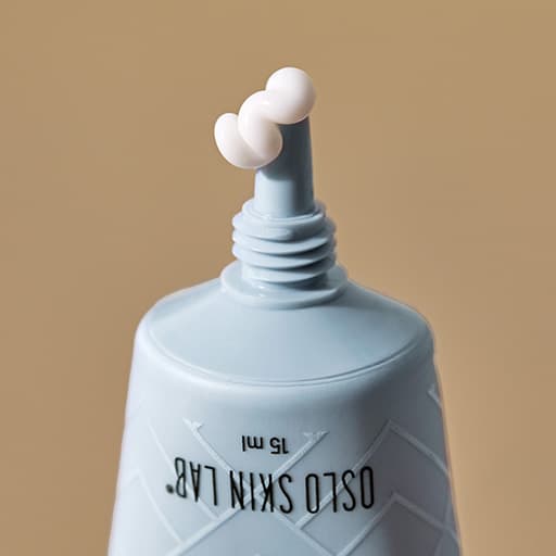 Eye Cream från Oslo Skin Lab med krämtextur i applikator, vårdande ögonkräm för känslig hud