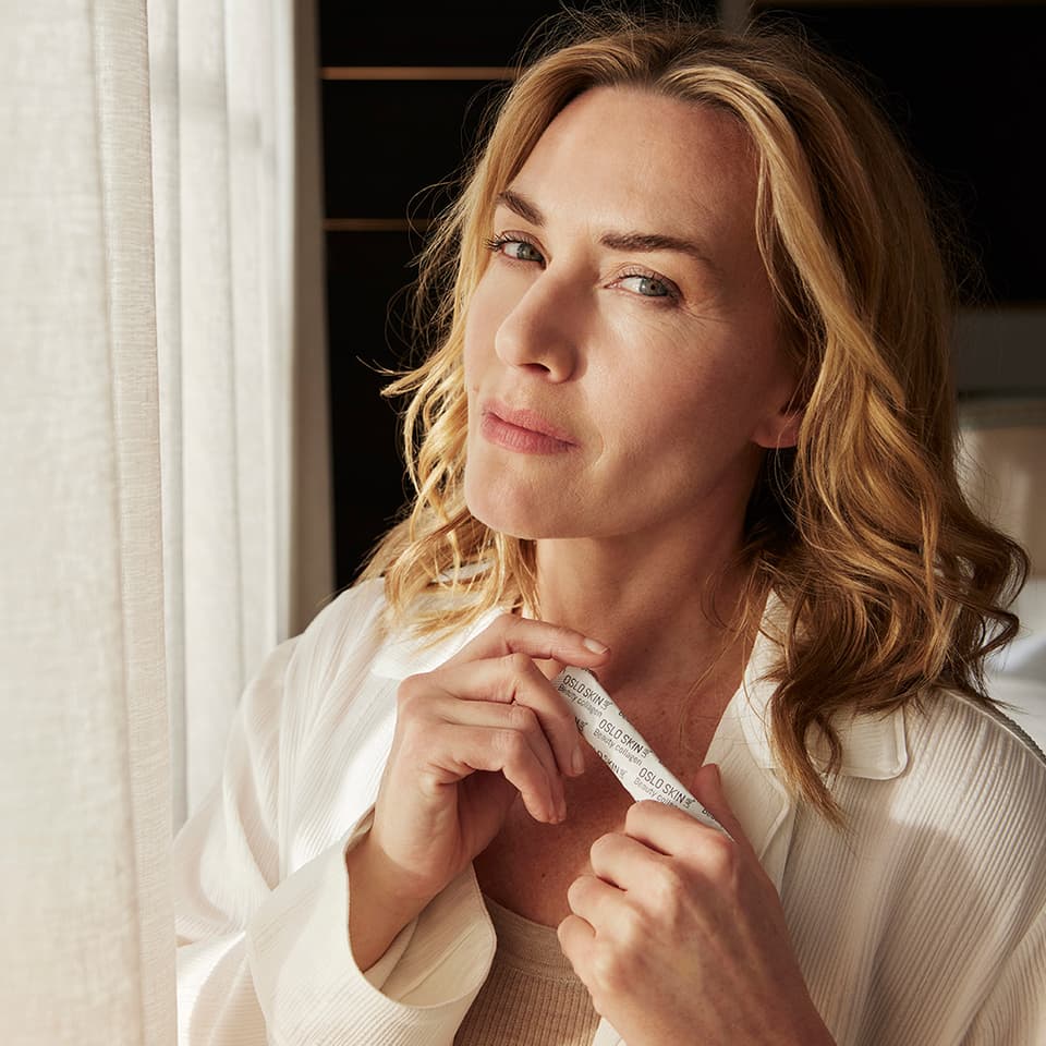 Närbild på Kate Winslet som håller en dagsdos med kollagen från Oslo Skin Lab